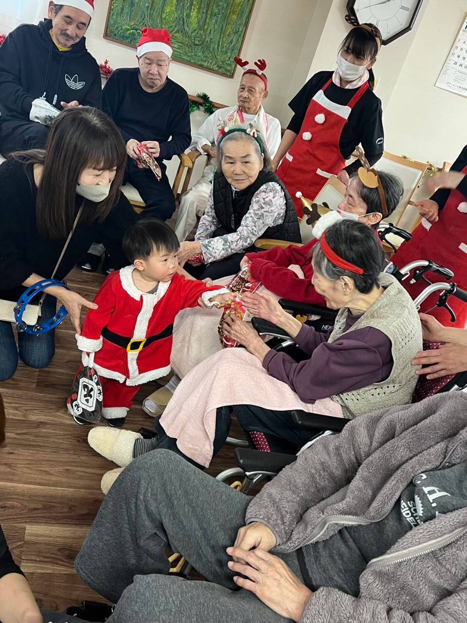 クリスマス会を楽しむ利用者様とスタッフ